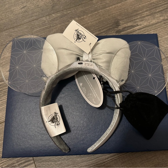 Disney Epcot light up Minnie ears - Picture 2 of 3